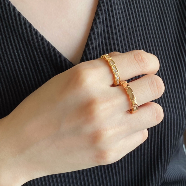 ブルガリ「Bvlgari」狭版天然クジャク蛇の指輪
