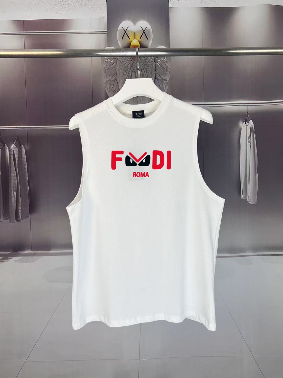 フェンディ「Fendi」2025 SUMMER DEMON EYES MONSTER ロゴプリント ノースリーブTシャツ