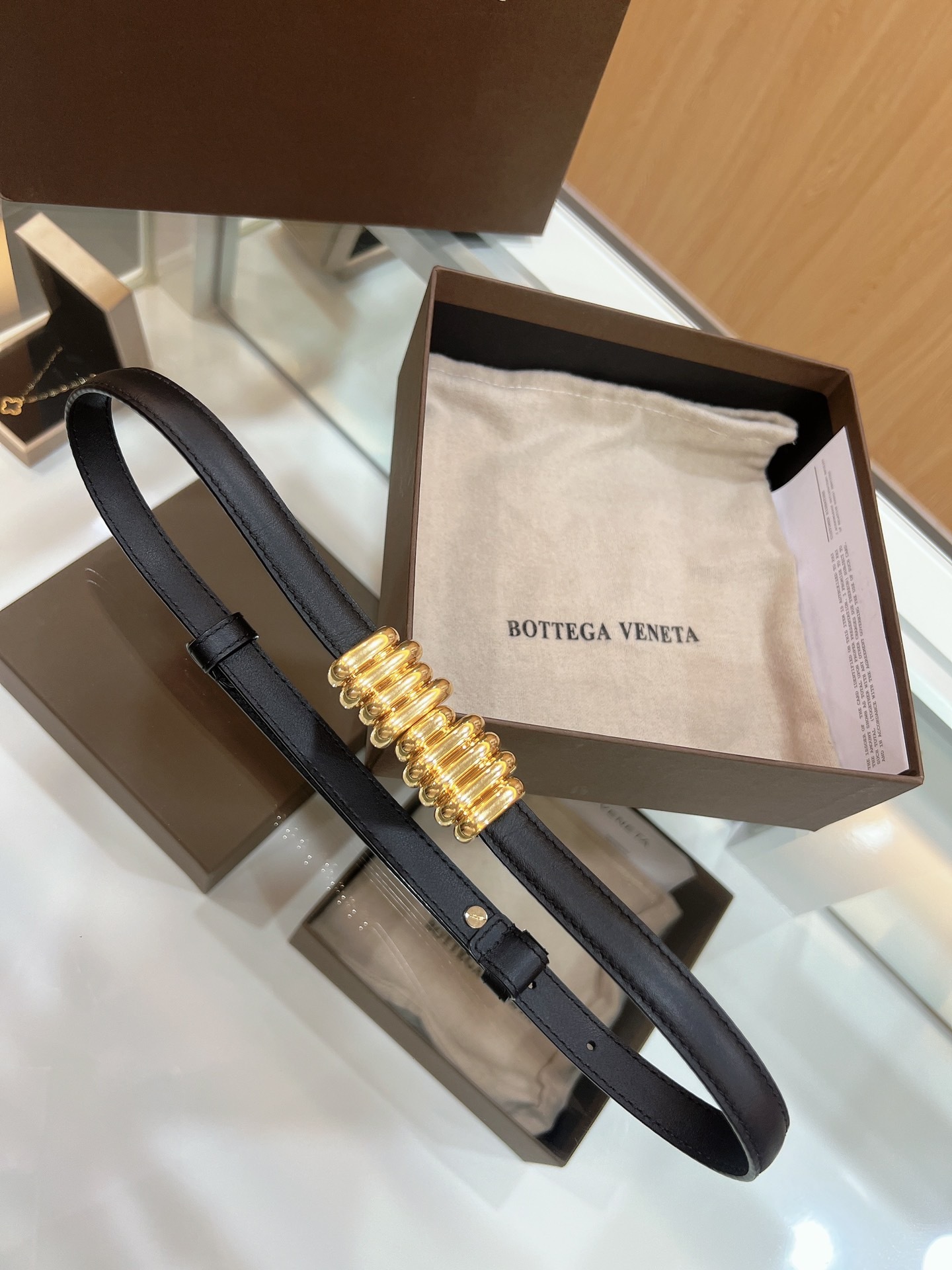 ボッテガ ヴェネタ「Bottega Veneta」ブラック＆ゴールド ラップ ベルト100CM