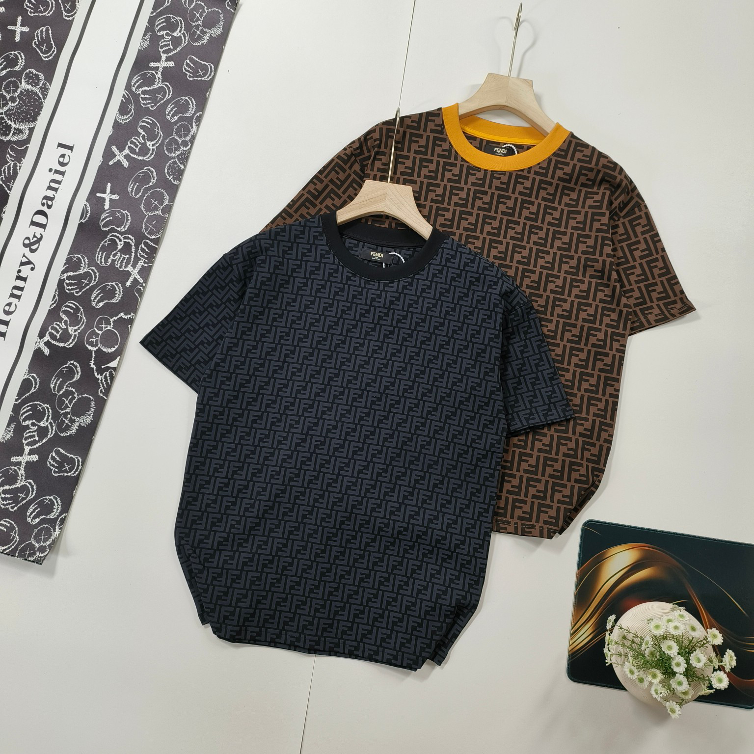 フェンディ Fendi サマーコレクション ユニセックス カラーリングFロゴ ラウンドネックTシャツ-ISETAN PRESTIGE CURATED