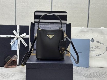 プラダ「Prada」パニエ バッケットバッグ