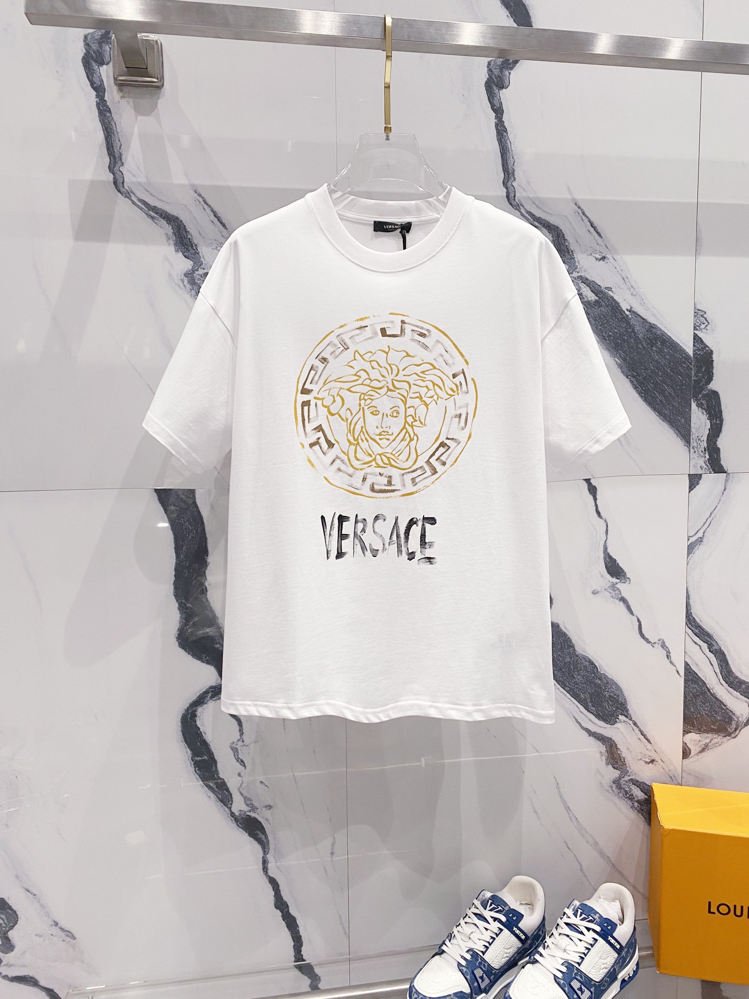 ヴェルサーチ「Versace」クルーネックTシャツ レトロゴールドグラフィティロゴプリント