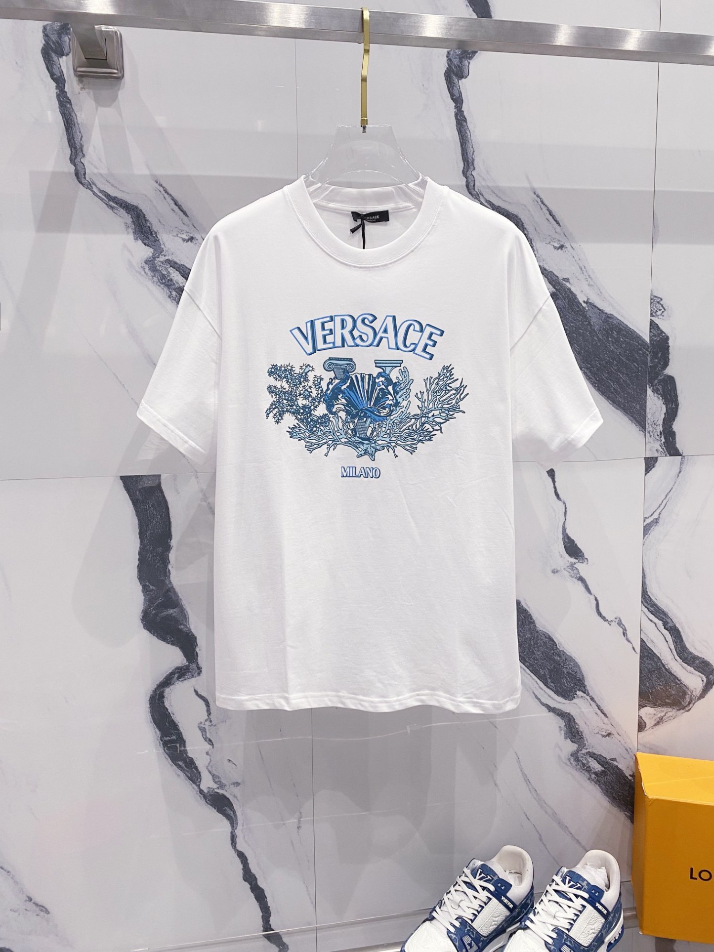 ヴェルサーチ「Versace」クルーネックTシャツ クラシックロゴ＆フラワープリント