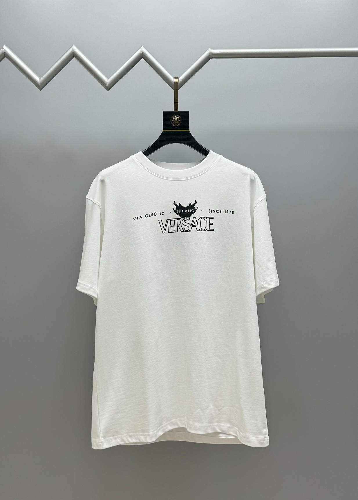 ヴェルサーチ「Versace」VERSA ロゴプリントTシャツ（ユニセックス）