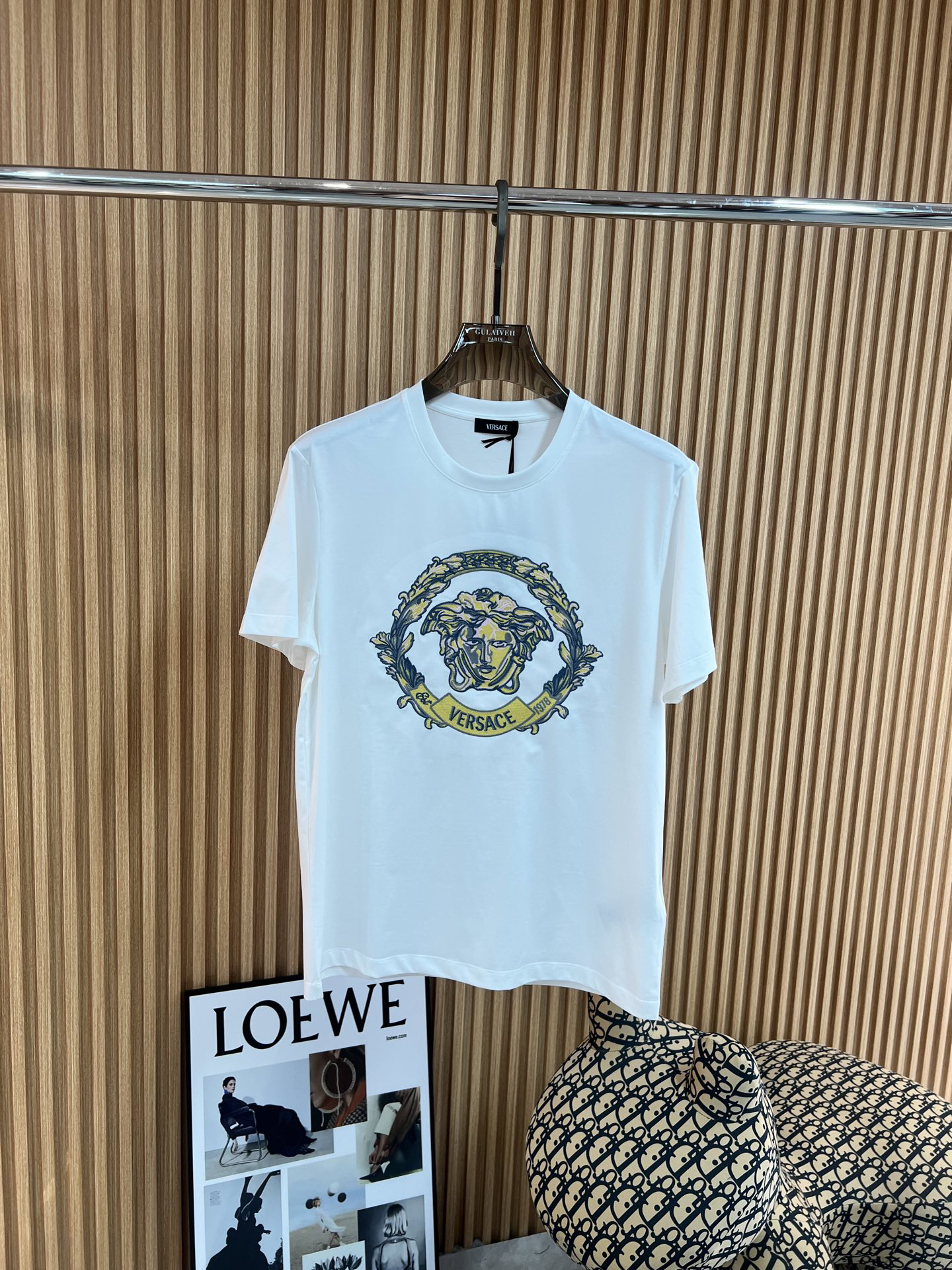 ヴェルサーチ「Versace」2025SS メドゥーサ1978 スワロフスキー刺繍Tシャツ