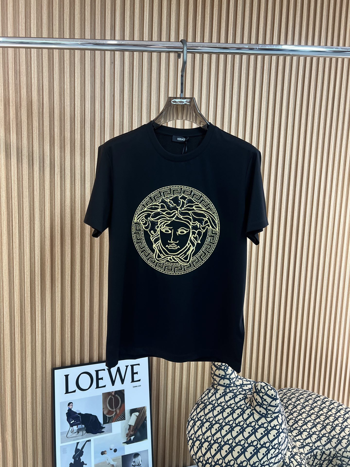 ヴェルサーチ「Versace」2025SS メドゥーサ1978 ハイジュエリー刺繍Tシャツ