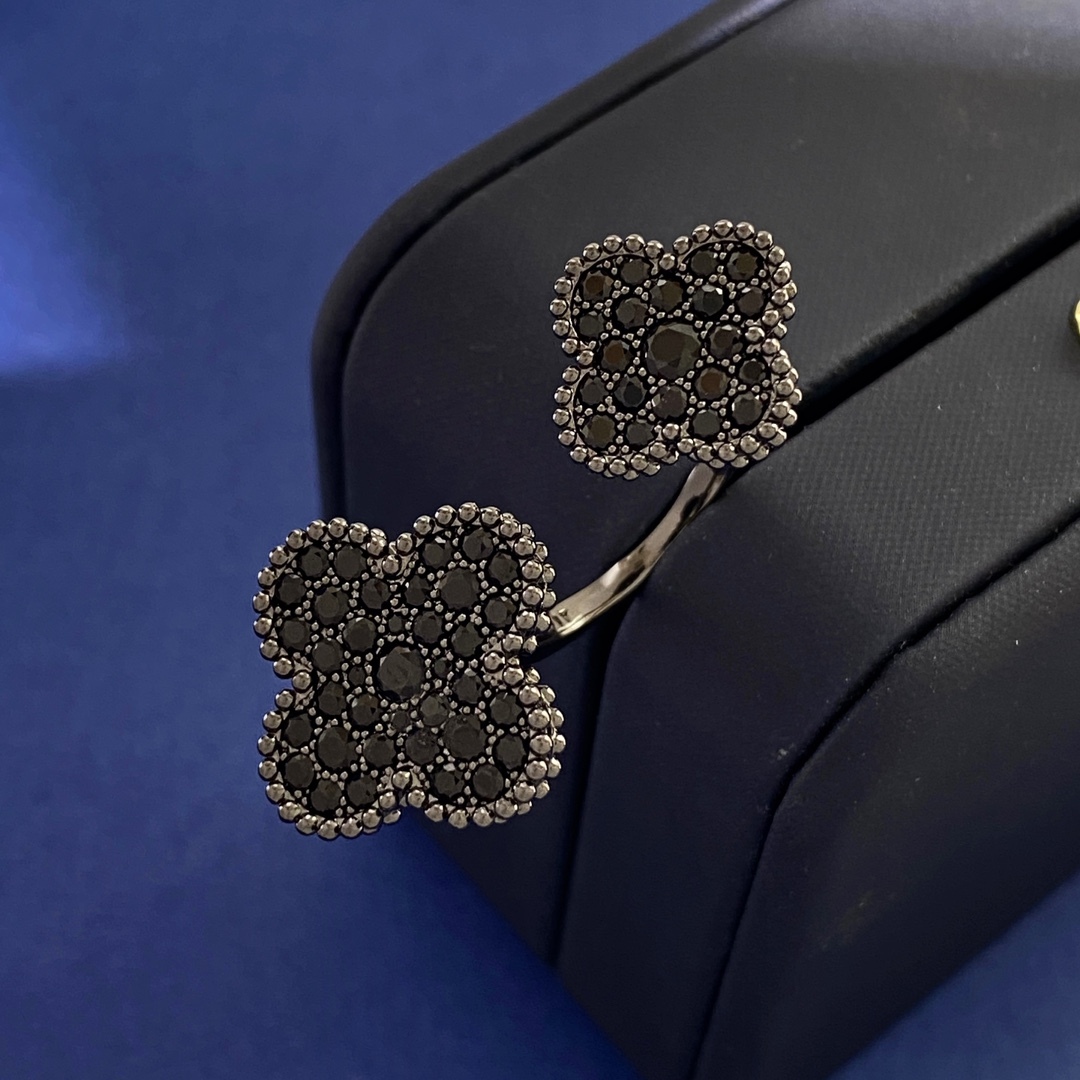 ヴァン クリーフ＆アーペル「Van Cleef & Arpels」ブラックダイヤモンド ダブルフラワー オープンリング