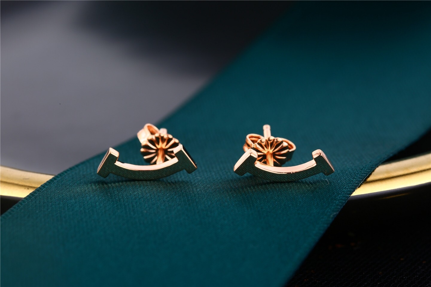 ティファニー「Tiffany & Co.」T Smile シリーズ ダイヤモンドイヤリング