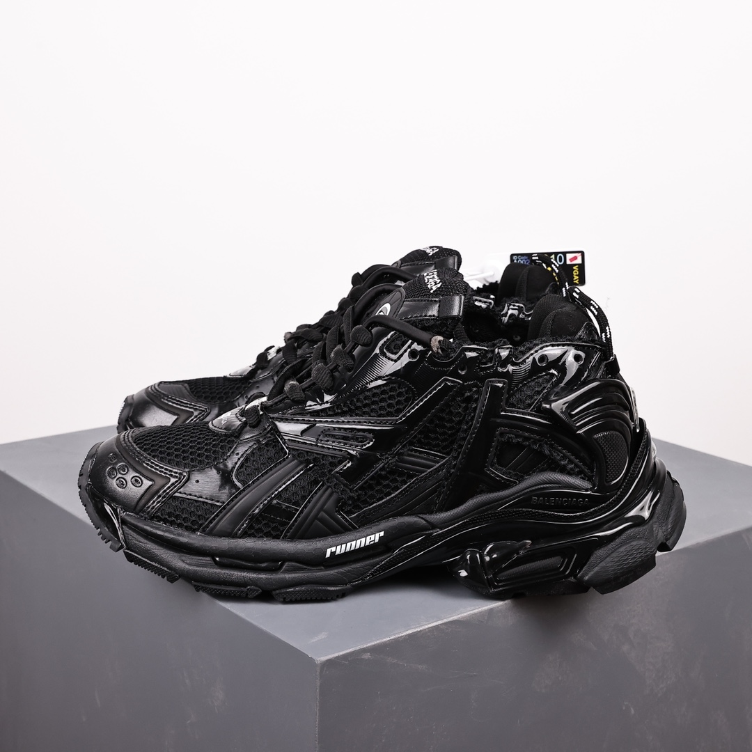 バレンシアガ「Balenciaga」Runner デストロイ ディテール ランニングシューズ