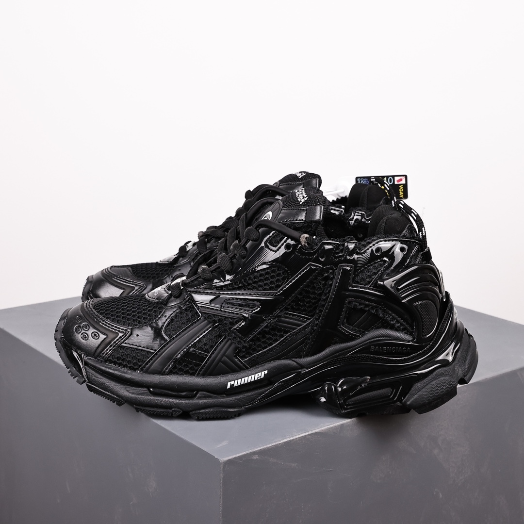 バレンシアガ「Balenciaga」Runner デストロイ ディテール ランニングシューズ