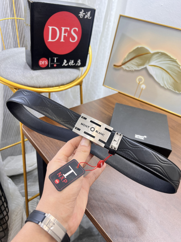 ヴァン クリーフ＆アーペル「Van Cleef & Arpels」クラシックコレクション オートマチックバックル レザーベルト100cm