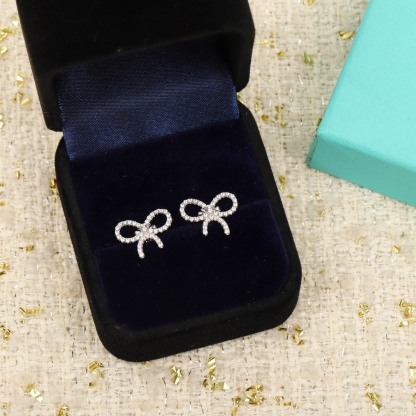 ティファニー「Tiffany & Co.」18Kゴールド リボンスタッドピアス