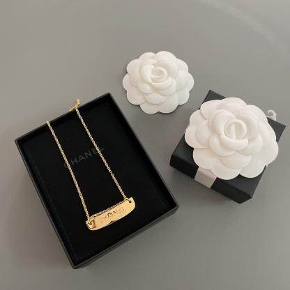 シャネル「Chanel」レタープレートネックレス