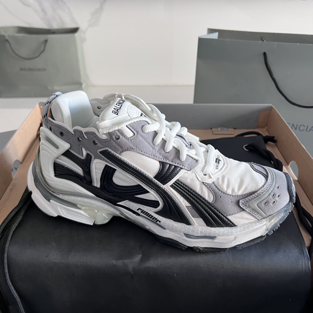 バレンシアガ「Balenciaga」Paris 7.5 Runner Grafhti スニーカー