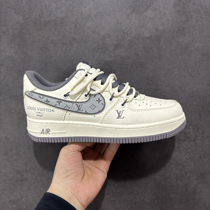 「コラボモデル」Louis Vuitton x Nike カスタムカラー スニーカー