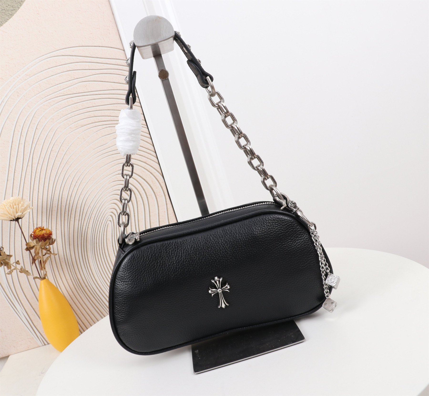 クロムハーツ「Chrome Hearts」十字架のショルダーバッグ