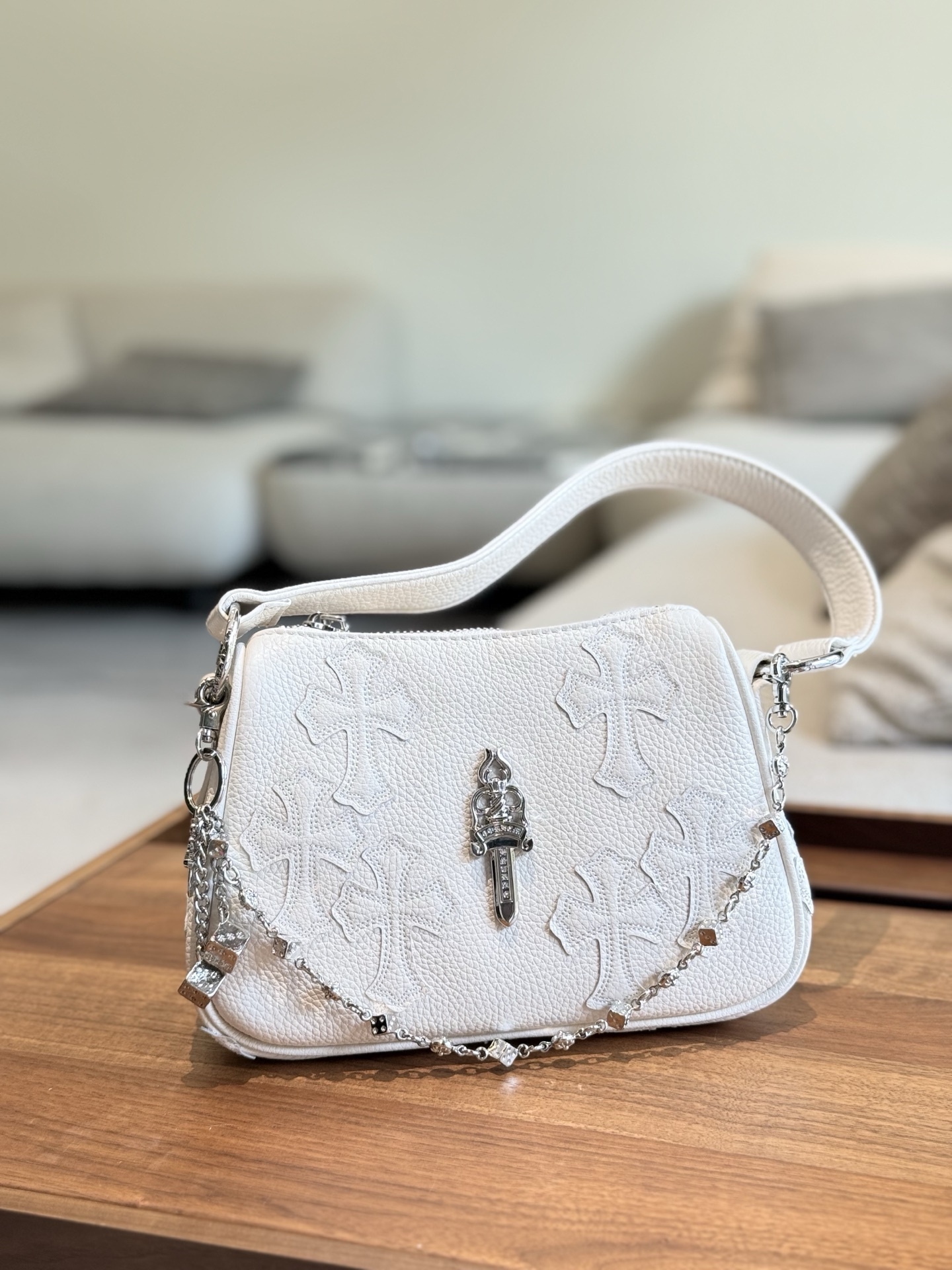 クロムハーツ「Chrome Hearts」十字架のショルダーバッグ