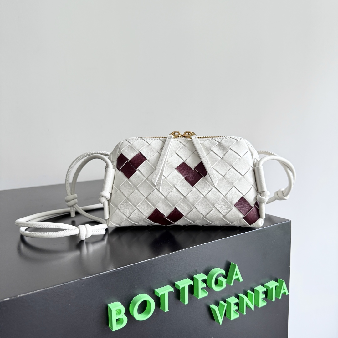 ボッテガ・ヴェネタ「Bottega Veneta」Concert Pouch レザーショルダーバッグ