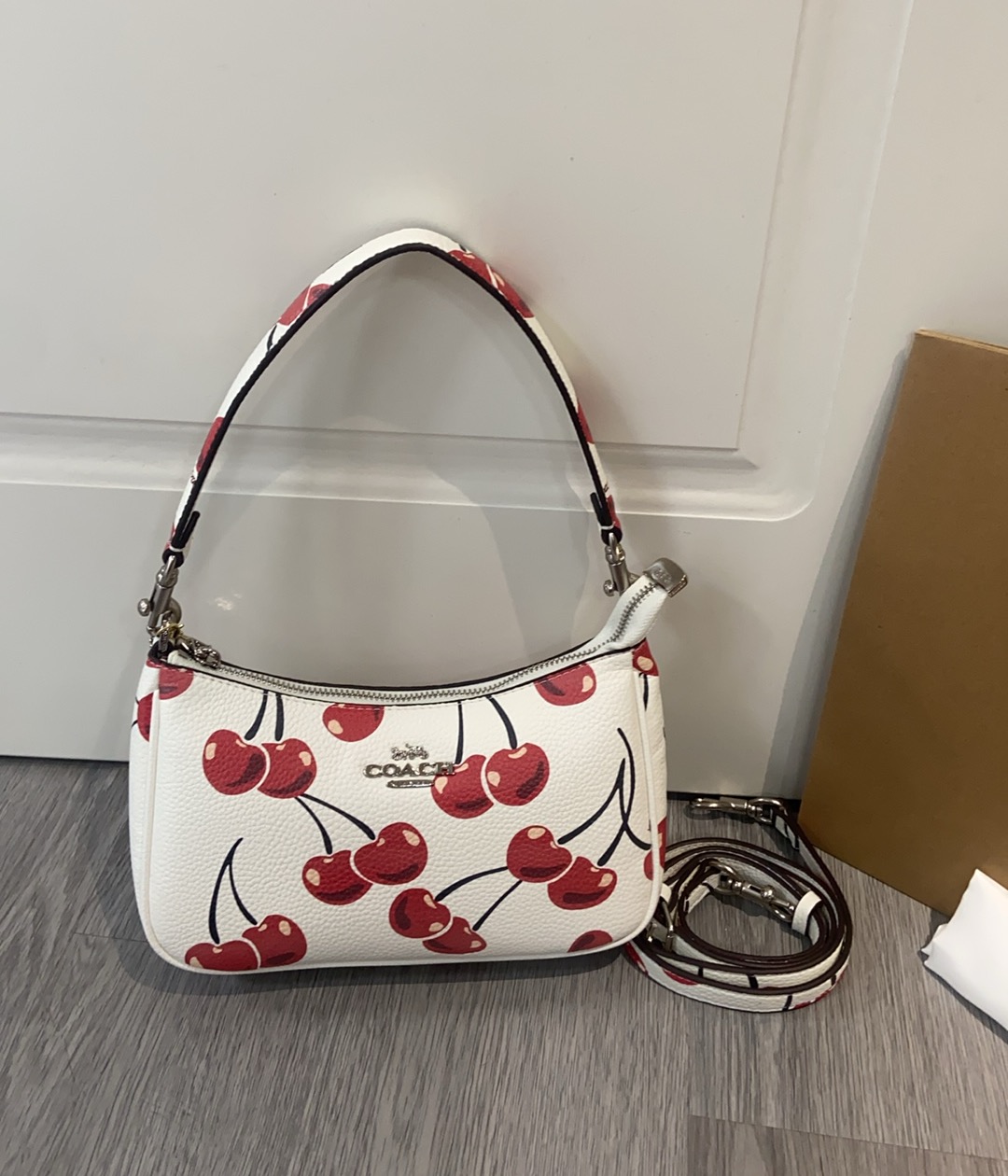コーチ「Coach」Teri チェリー柄 アンダーアームバッグ