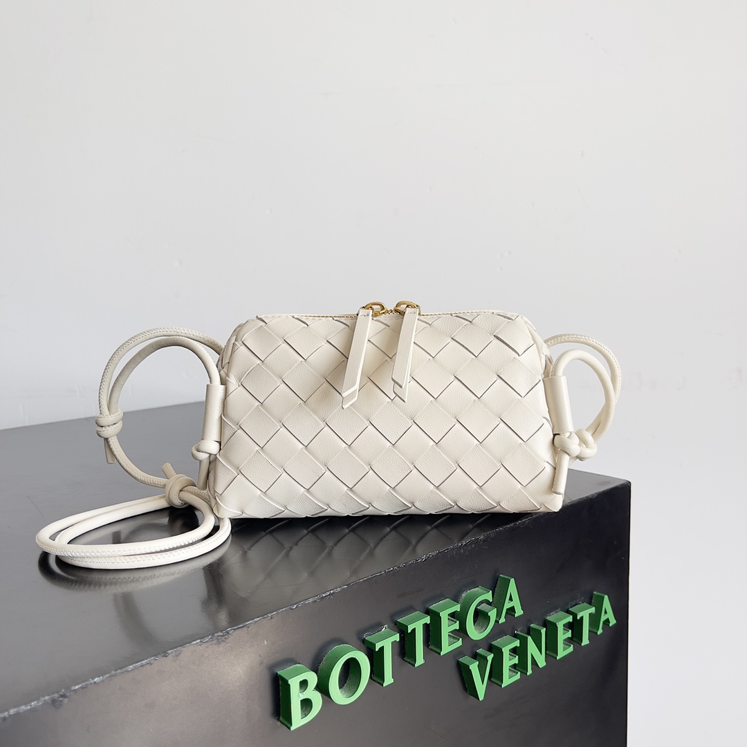 ボッテガ・ヴェネタ「Bottega Veneta」Concert Pouch レザーショルダーバッグ
