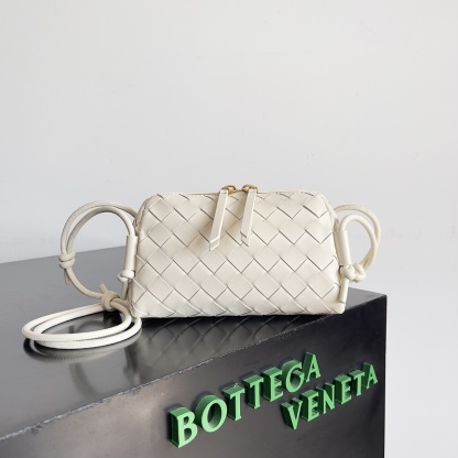 ボッテガ・ヴェネタ「Bottega Veneta」Concert Pouch レザーショルダーバッグ