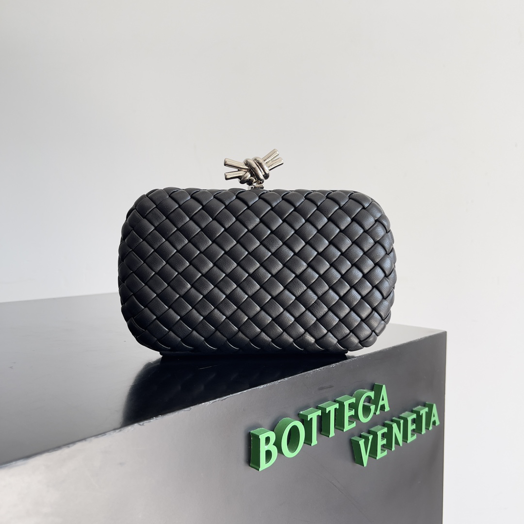 ボッテガ・ヴェネタ「Bottega Veneta」 2024春 フラワーウィーブイブニングバッグ