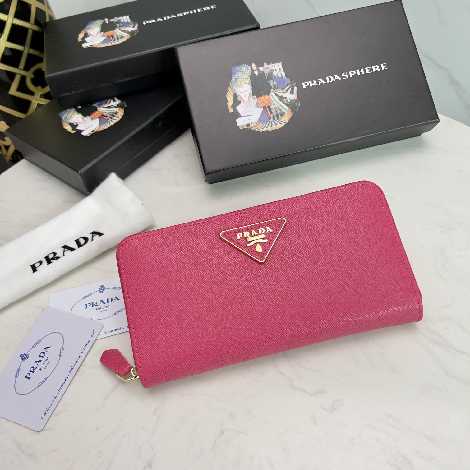 プラダ「PRADA」サフィアーノトライアングル ジップアラウンド長財布