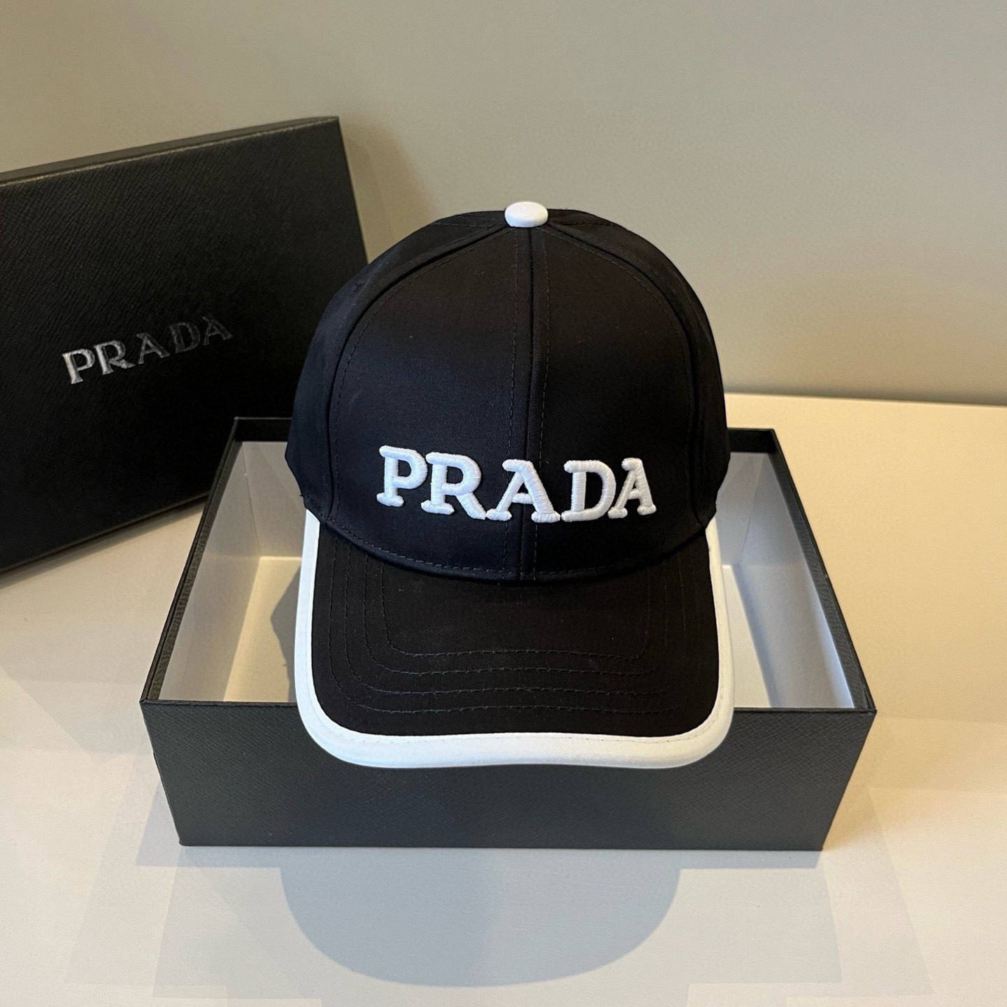プラダ「Prada」Re-Nylon クラシック ベースボールキャップ