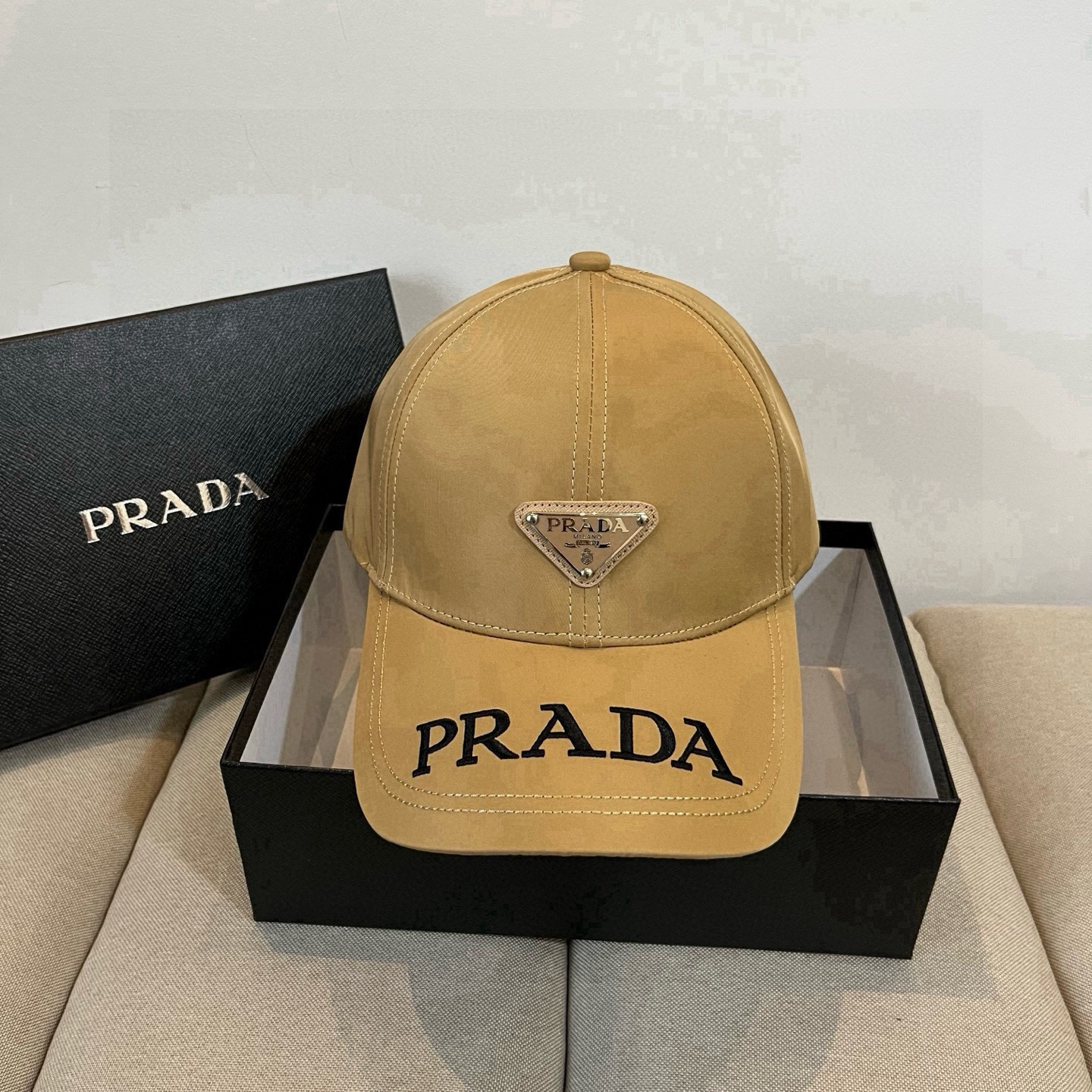 プラダ「Prada」Re-Nylon クラシック ベースボールキャップ