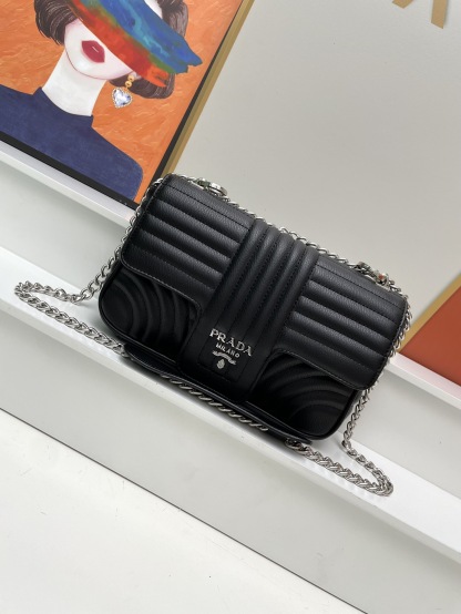 プラダ「Prada」チェーン クロスボディバッグ