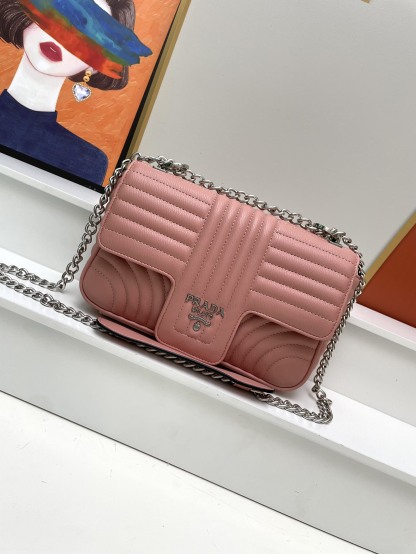プラダ「Prada」チェーン クロスボディバッグ