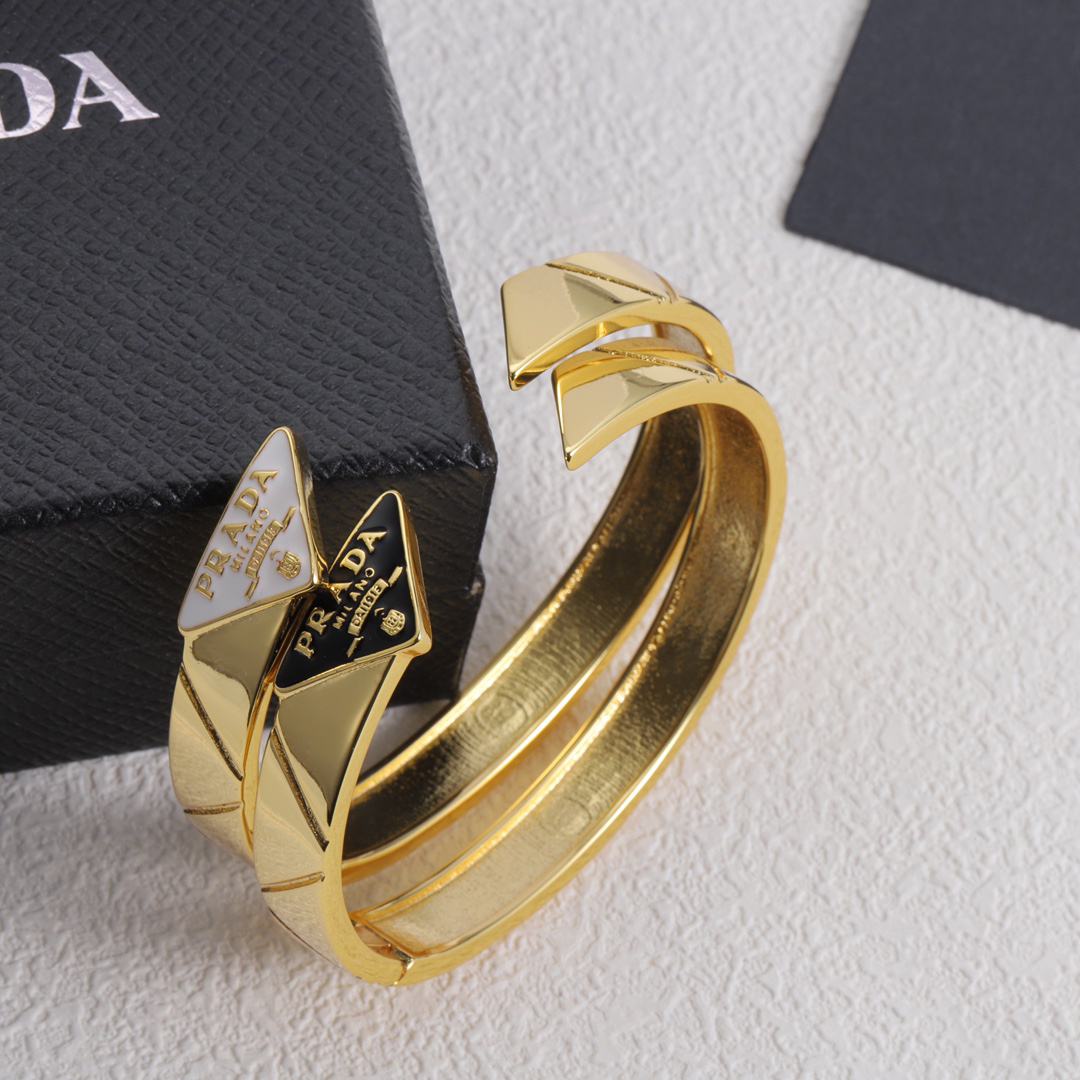 プラダ「Prada」プラダ エターナルゴールド メタル トライアングル ブレスレット-ISETAN PRESTIGE CURATED