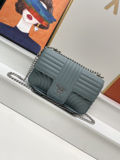 プラダ「Prada」チェーン クロスボディバッグ