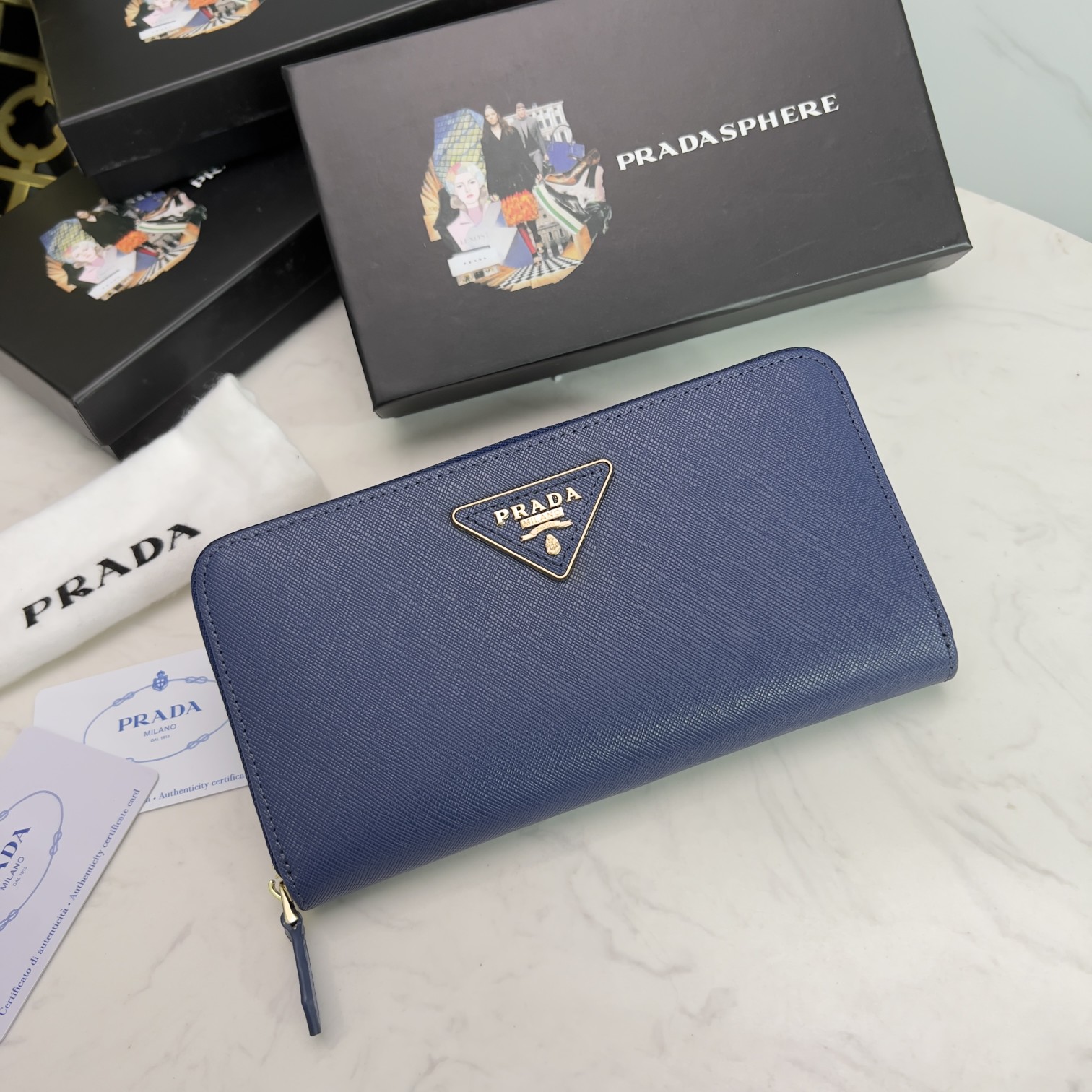 プラダ「PRADA」サフィアーノトライアングル ジップアラウンド長財布