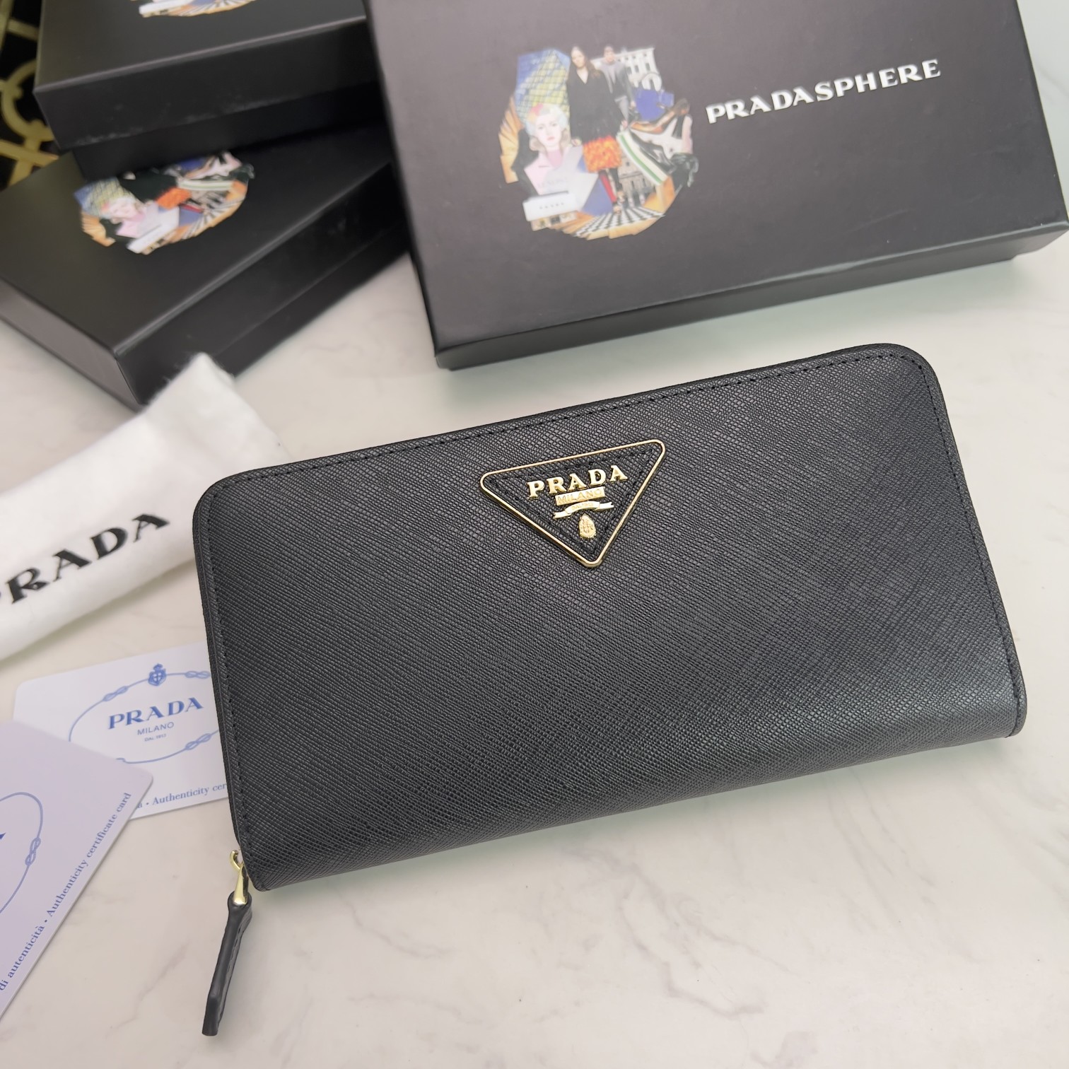 プラダ「PRADA」サフィアーノトライアングル ジップアラウンド長財布
