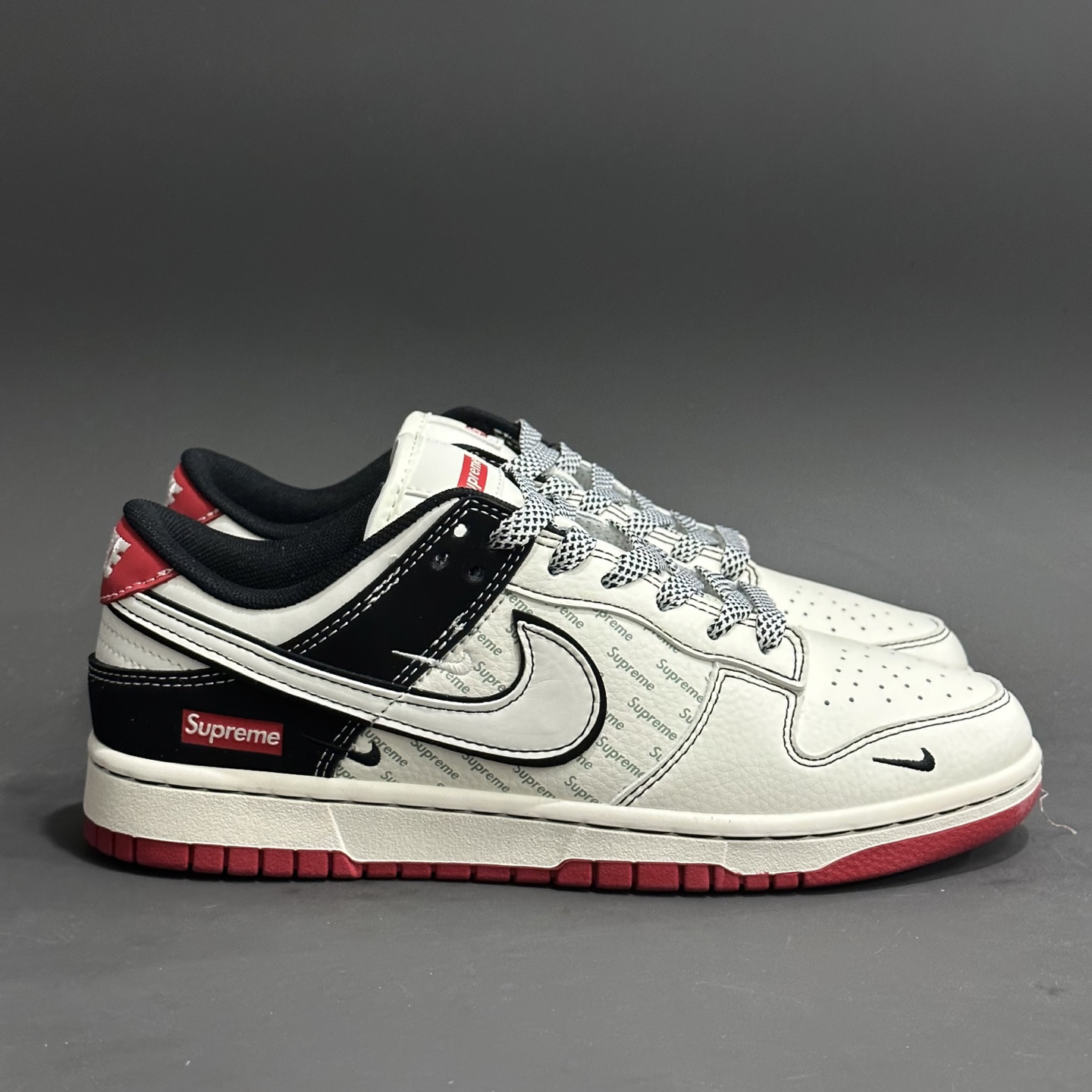 「コラボモデル」Supreme x Nike SB Dunk Low "Black/Red Double Swoosh" スケートシューズ