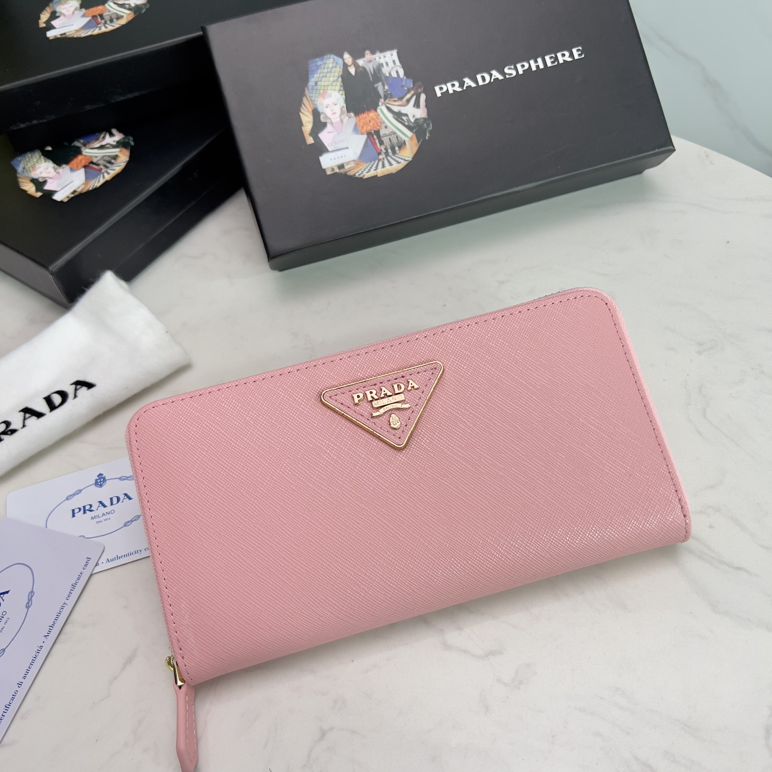 プラダ「PRADA」サフィアーノトライアングル ジップアラウンド長財布
