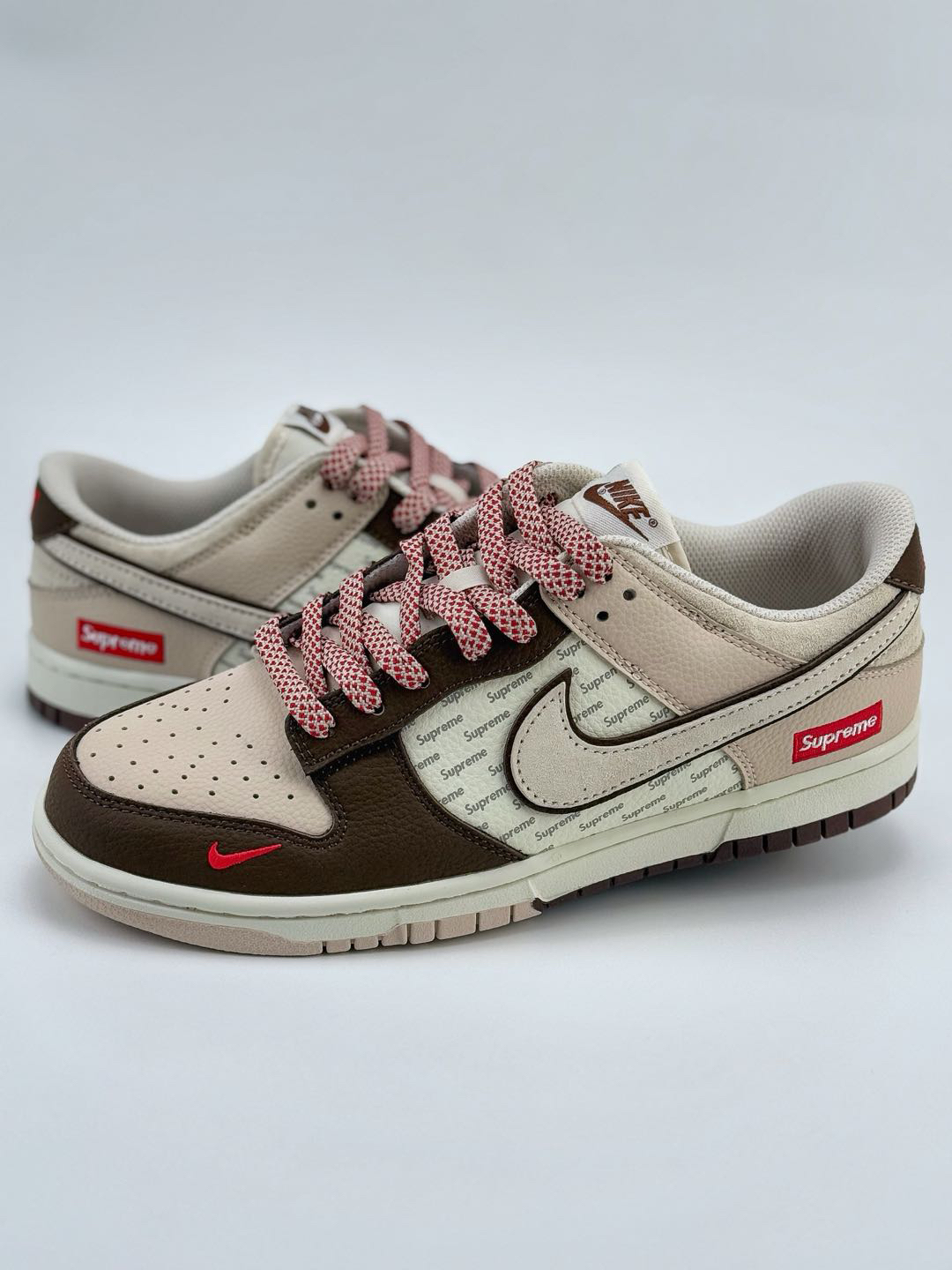 「コラボモデル」NIKE SB DUNK LOW x SUPREME "WHITE/BEIGE/RED STARRY" スケートシューズ