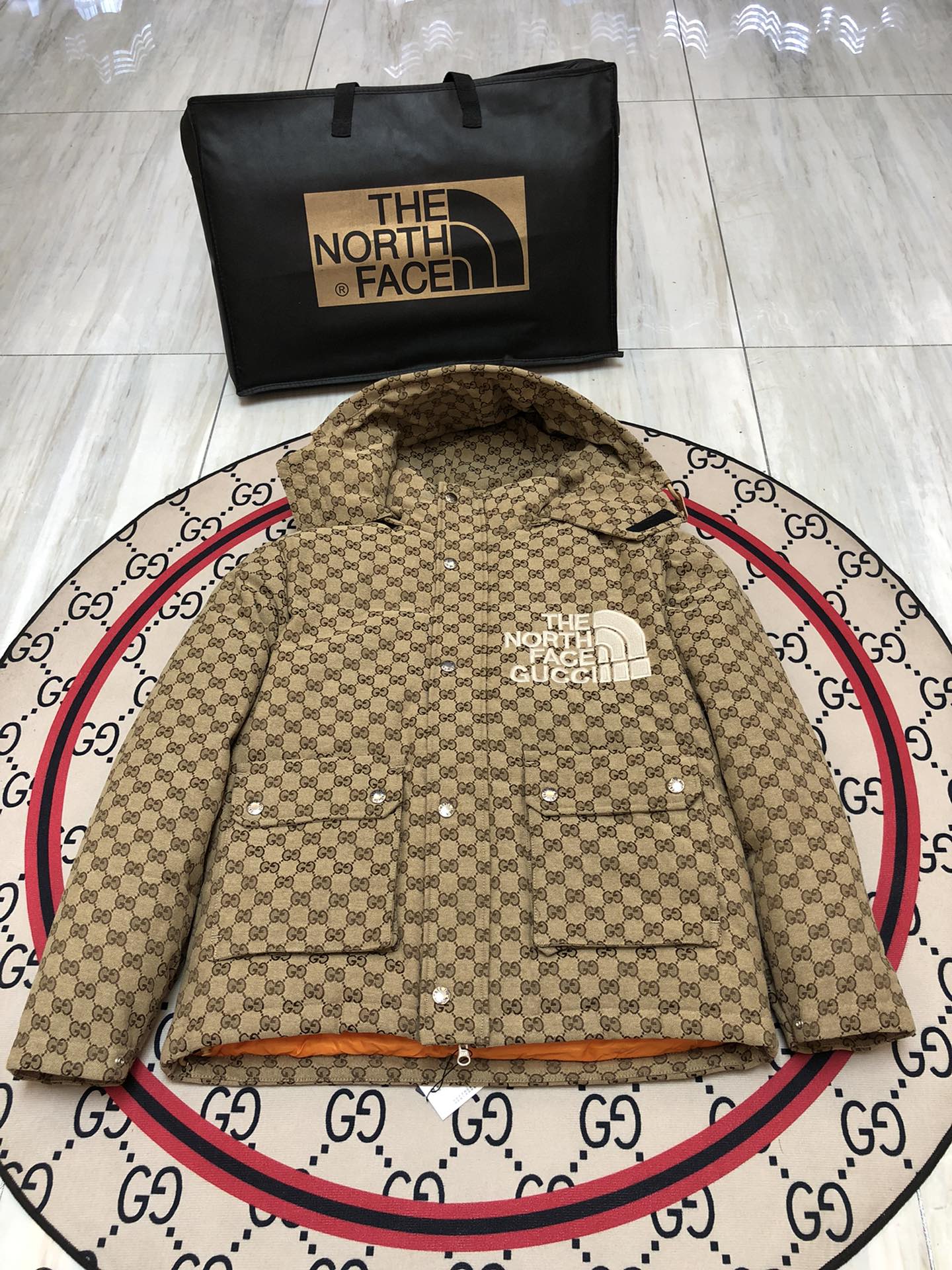 「コラボモデル」The North Face × Gucci モノグラム ダウンジャケット