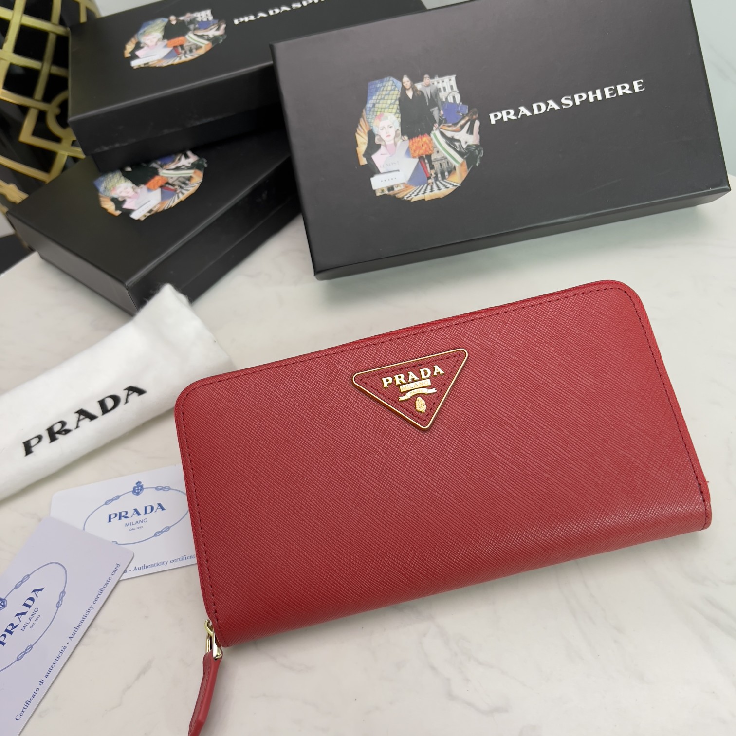 プラダ「PRADA」サフィアーノトライアングル ジップアラウンド長財布