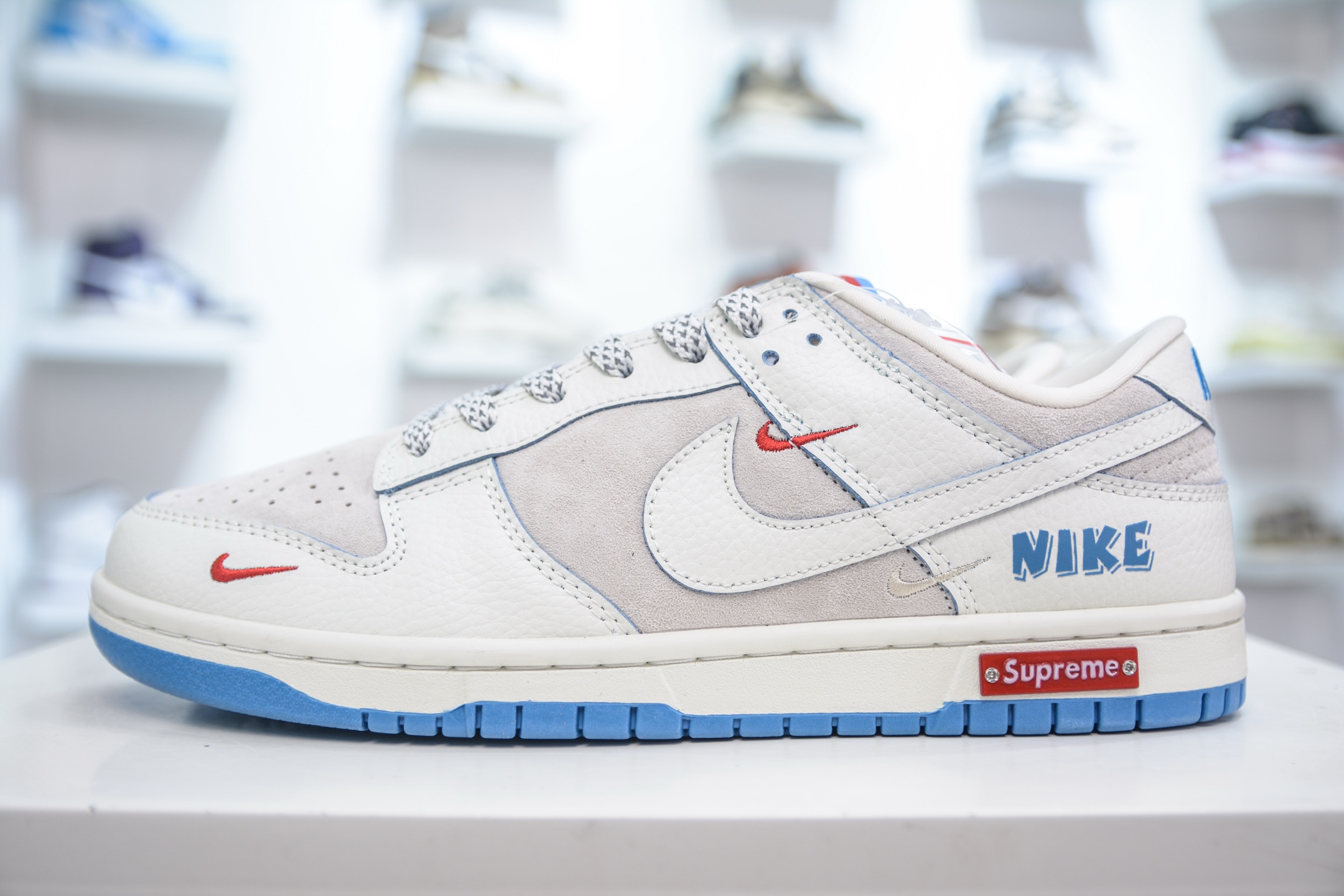 「コラボモデル」Supreme x Nike SB Dunk Low Pro QS "Triple Mini Swoosh"