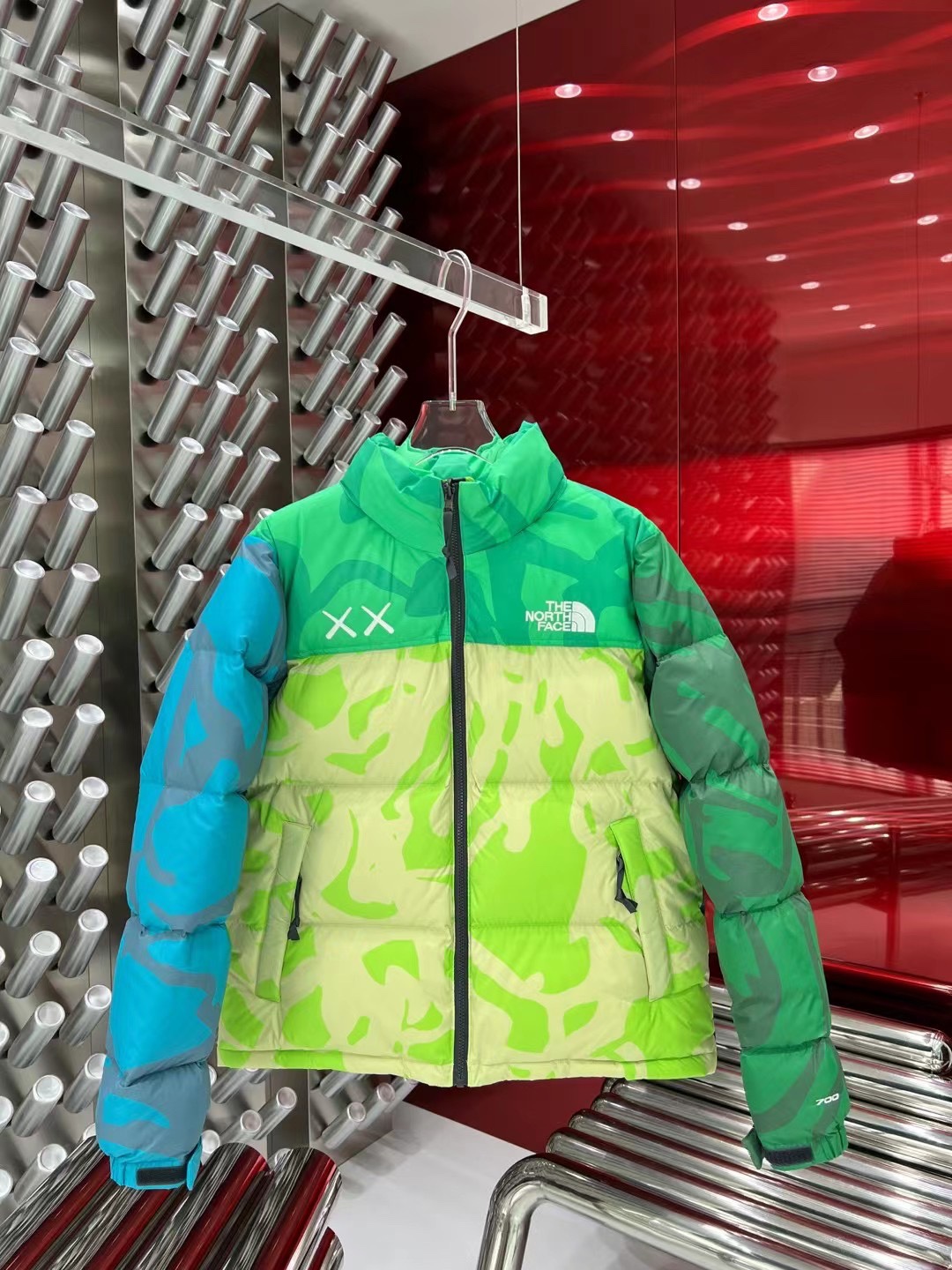 「コラボモデル」The North Face × KAWS コラボレーション Nuptse 1996 ダウンジャケット
