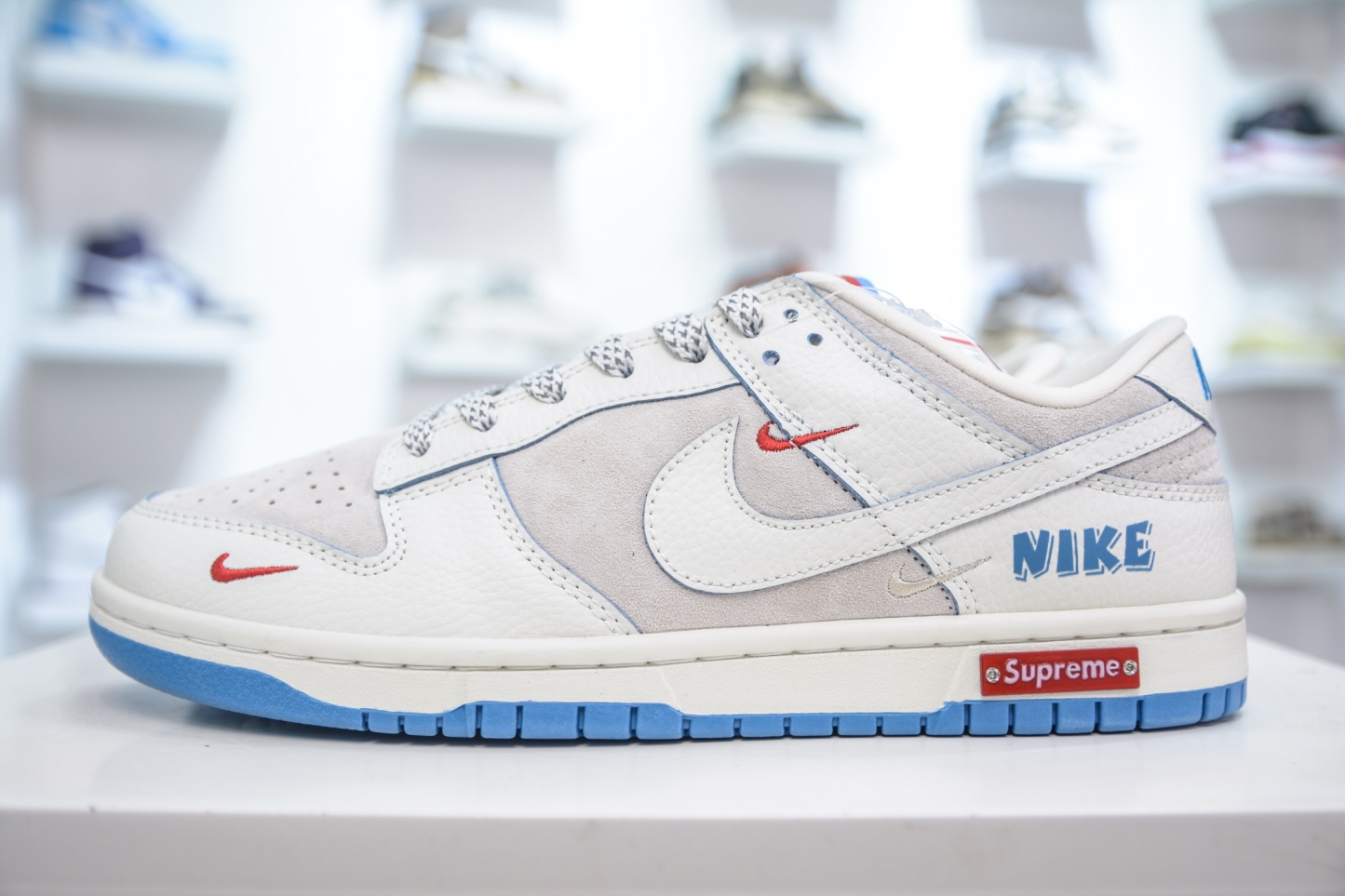 「コラボモデル」Supreme x Nike SB Dunk Low Pro QS "Triple Mini Swoosh"