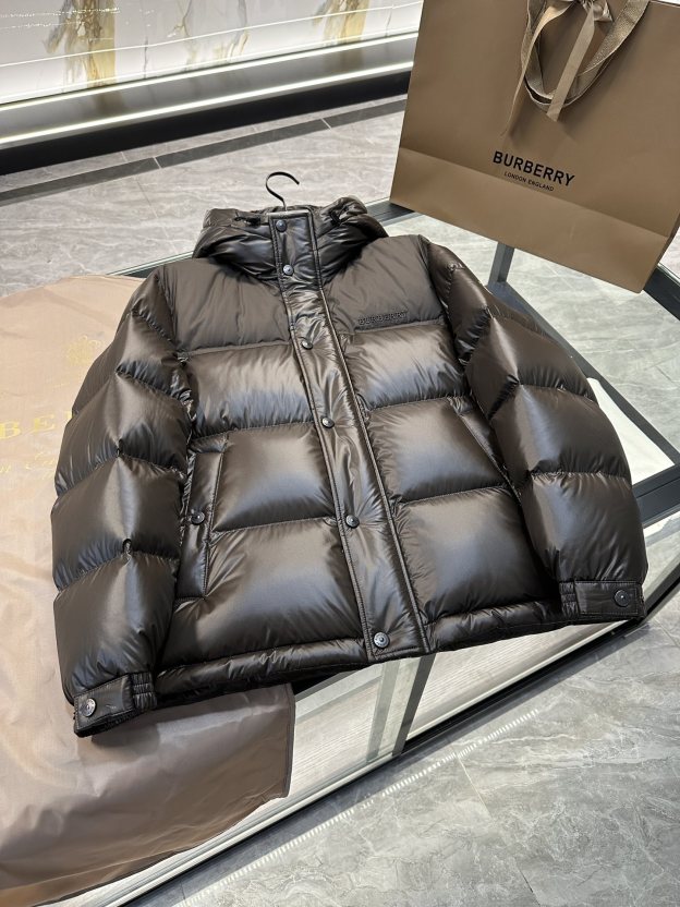 バーバリー「Burberry」インパクトカラーラバーアルファベットロゴキャップダウンジャケット