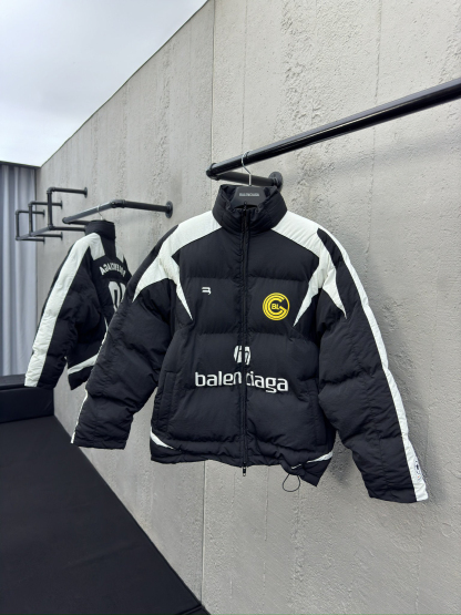 バレンシアガ「Balenciaga」‌BALENCIAGA × MANCHESTER UNITED 10番 パッチワーク サッカーダウンジャケット