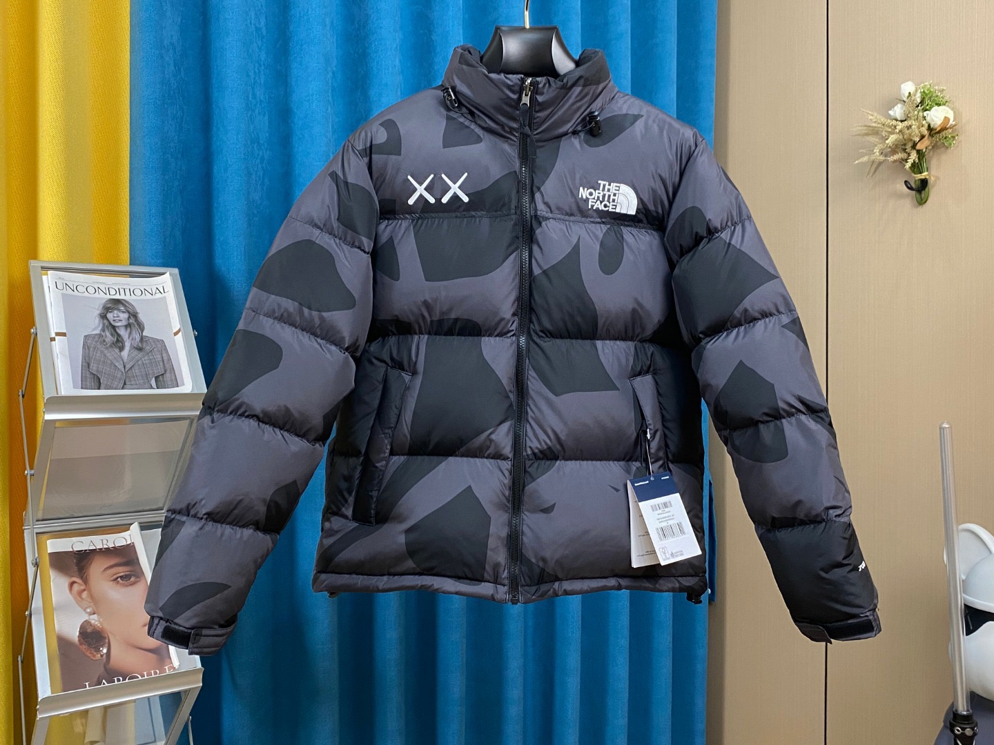 「コラボモデル」THE NORTH FACE × KAWS コラボレーション 1996 ダウンジャケット