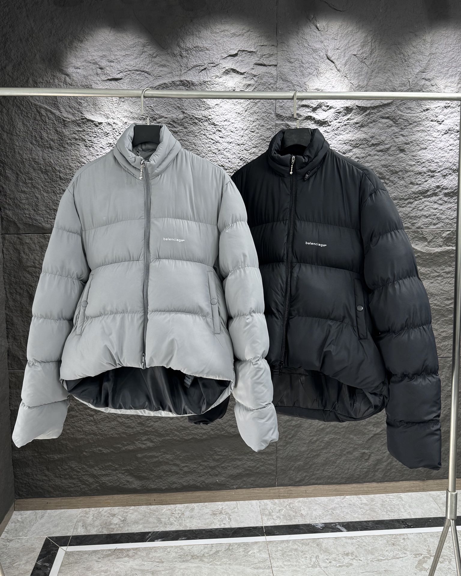 バレンシアガ「Balenciaga」‌アルファベットプロファイル羽毛