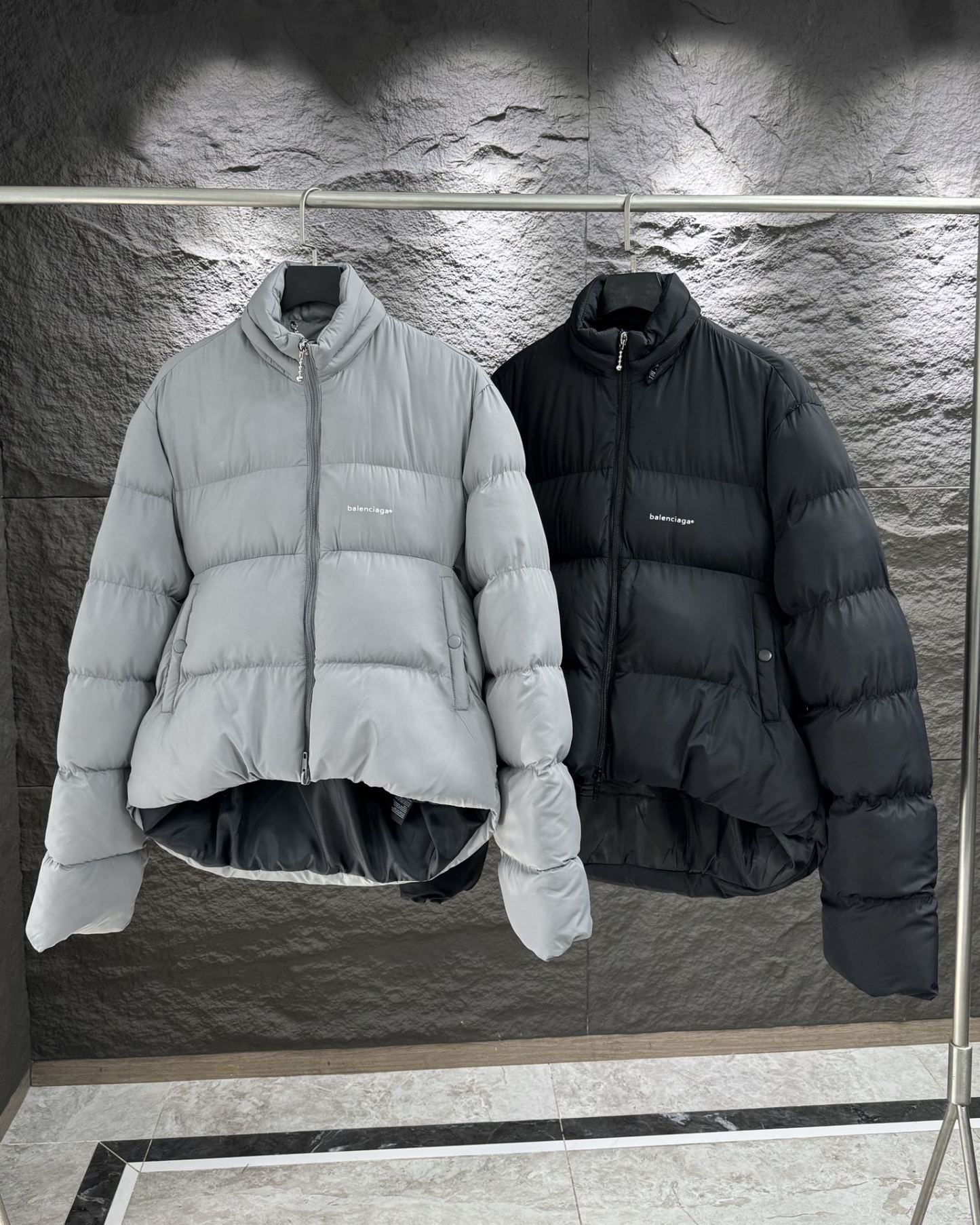 バレンシアガ「Balenciaga」‌アルファベットプロファイル羽毛