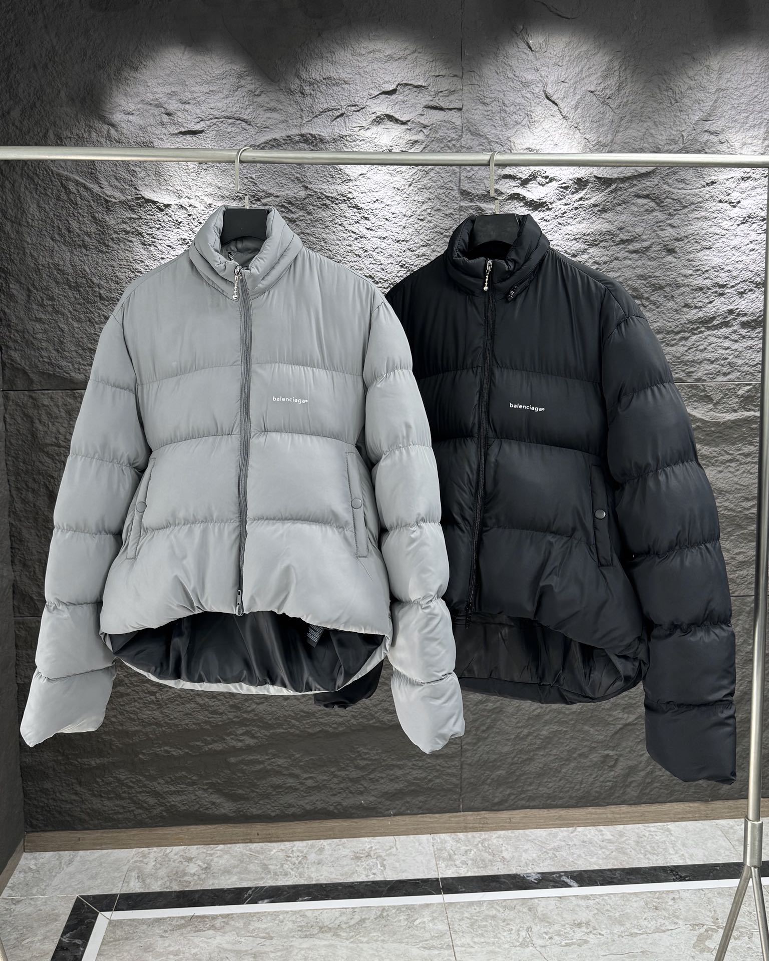 バレンシアガ「Balenciaga」‌アルファベットプロファイル羽毛