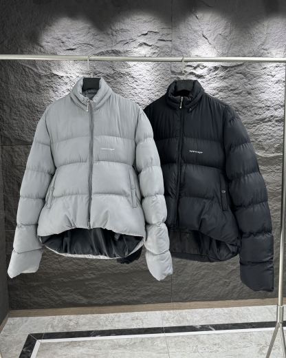 バレンシアガ「Balenciaga」‌アルファベットプロファイル羽毛